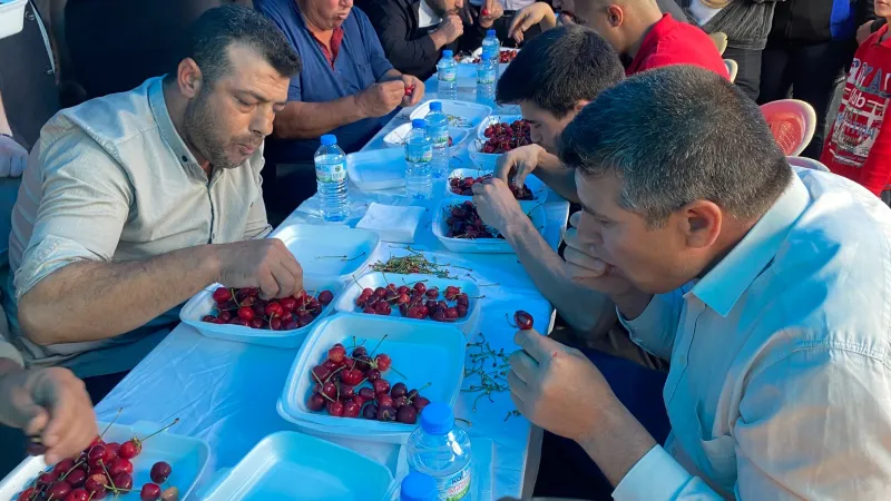 Kiraz Festivalinde Rekor! 10 Dakikada 2.5 Kilo Kiraz Yedi, Altını Kaptı!