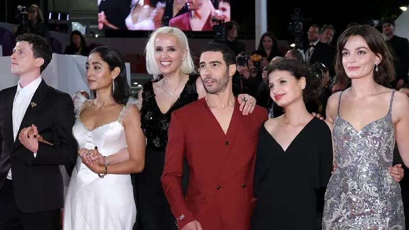 Alpha, Cannes'a damga vurdu: 12 dakika boyunca ayakta alkışlandı