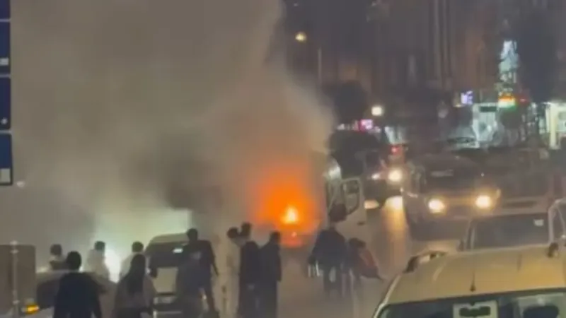 Arnavutköy’de yangın paniği: Seyir halindeki servis aracı alev aldı!