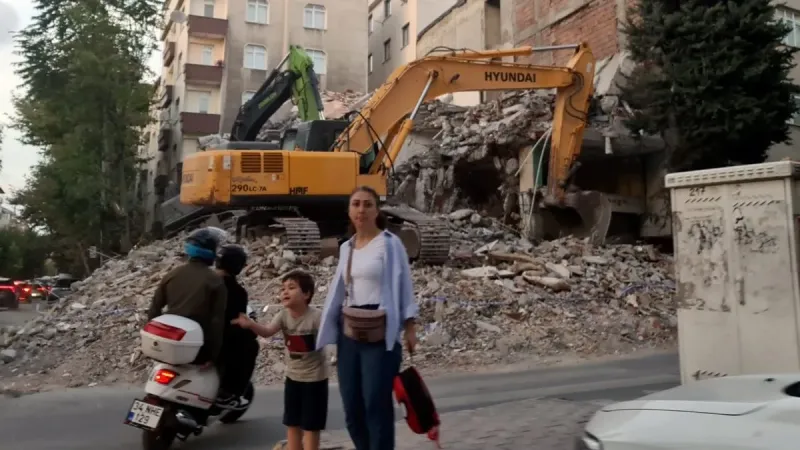 Bahçelievler'de Depremzede Bina Yıkıldı! İşte O Anlar