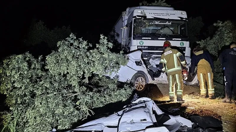 Bursa'da Feci Kaza! Tır Otomobili Ezdi: İşte O Anlar!