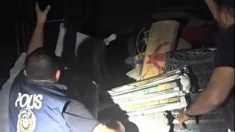 Diyarbakır'da kaçak göçmen operasyonu: Kamyonete gizli bölme yapmışlar!