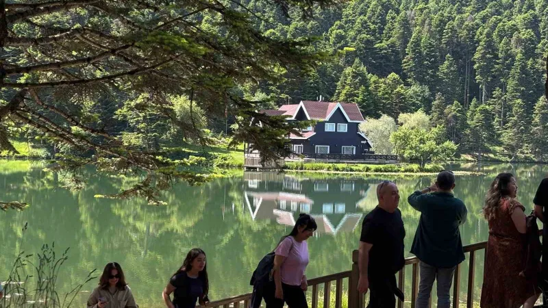 Gölcük Tabiat Parkı tatilcilerin akınına uğradı: "Doğası, enerjisi harika"
