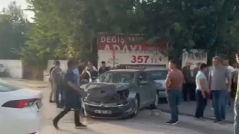 Hatay'da otomobiller kafa kafaya çarpıştı: Kaza anı kamerada!