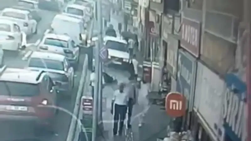 Hem ters yönde hem kaldırımda ilerledi, ehliyetinden oldu