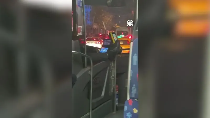 İETT Şoföründen akılalmaz hareket! Yolcuların canını hiçe saydı: O anlar kameralara böyle yansıdı