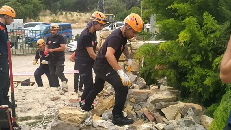 İzmir'de Düğün Faciası! Taş Kemer Altında Doktor Can Verdi