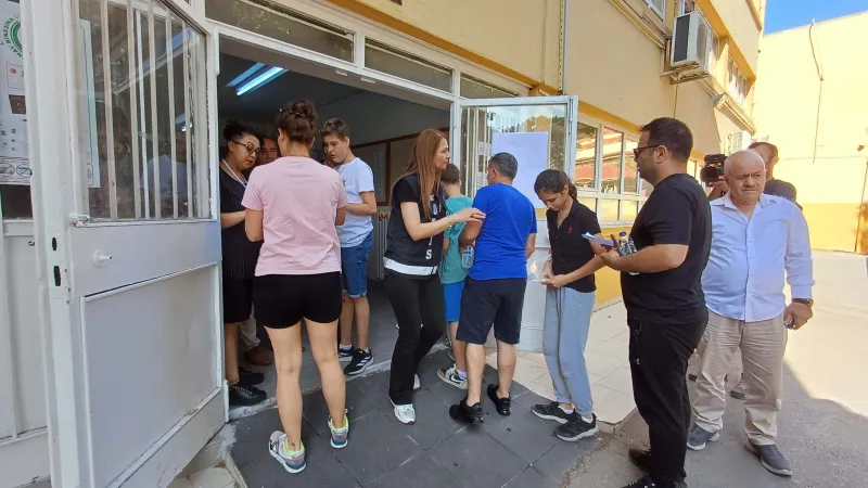 İzmir'de LGS Alarmı! Öğrenciler Ter Döktü, Veliler Dua Etti