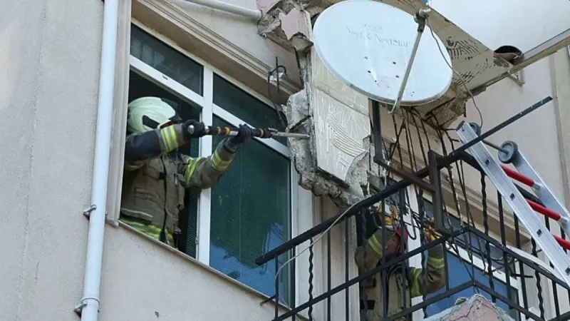 Kadıköy'de Balkon Faciası! Bina Çöktü Mü? İşte İlk Görüntüler