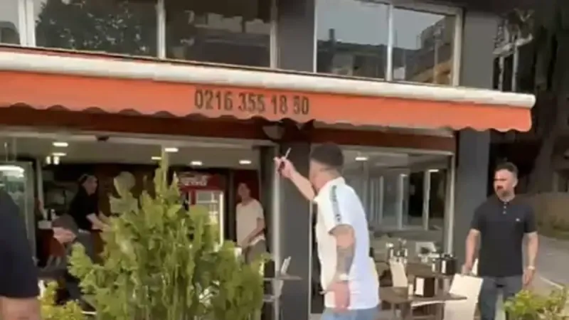 Kadıköy'de Dehşet! Bıçaklı Saldırgan Kadını Ölümle Tehdit Etti!