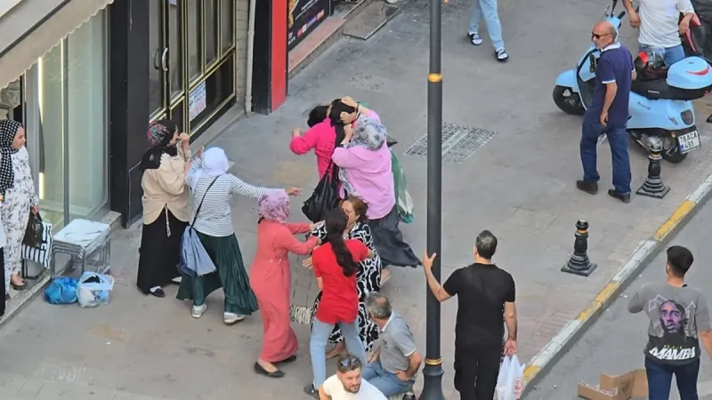 Karabük’te iki kadın grubu birbirine girdi: Saç saça kavga kamerada!