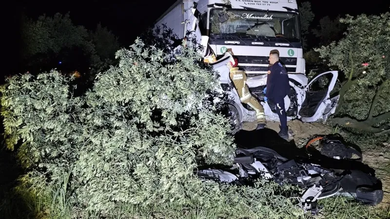 Kontrolden çıkan TIR otomobili biçti: 1 ölü