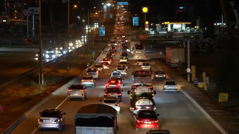 Kurban Bayramı yoğunluğu ‘kilit kavşak’ta gece de sürdü