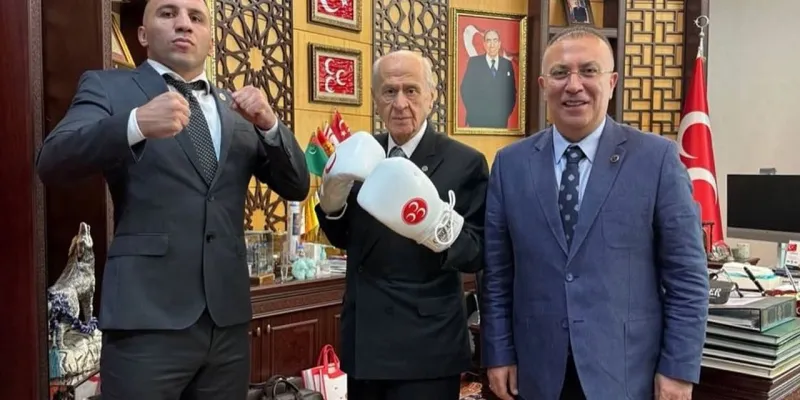 Bahçeli'den Boks Eldivenli Poz! Sosyal Medya Yıkıldı!