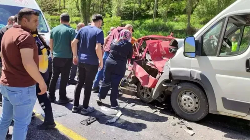 Minibüs ile otomobil çarpıştı; 2 ölü, 1 yaralı