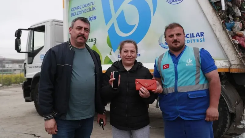 Çöp Konteynerinde Servet! Kadın Çantasını Yanlışlıkla Çöpe Attı