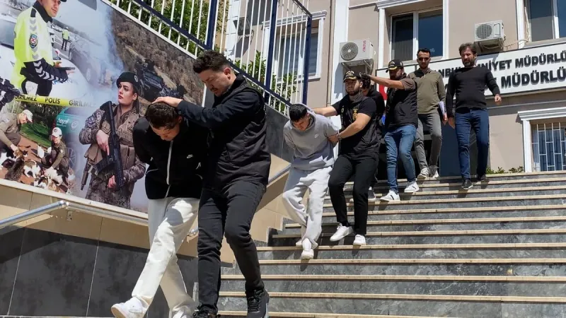 Telefon Hırsızı Kamerada: Müşteri Gibi Geldi, Cepleri Doldurup Kaçtı!