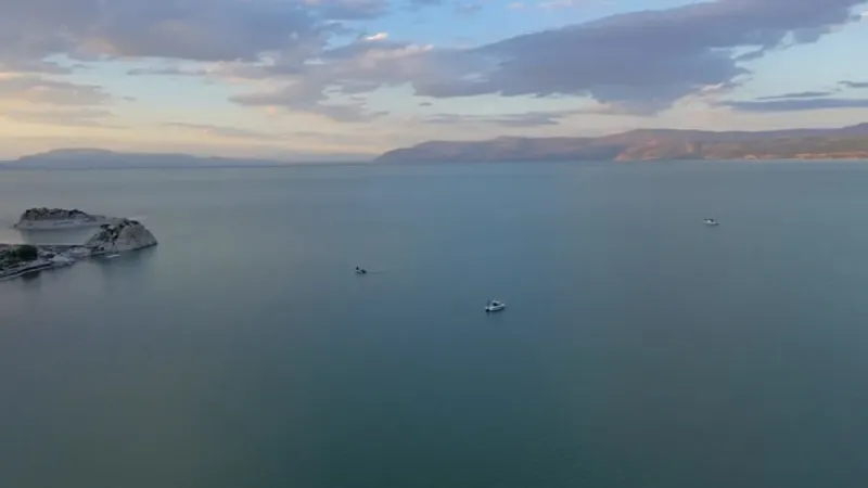 Serinlemek için girdiği gölde kayboldu