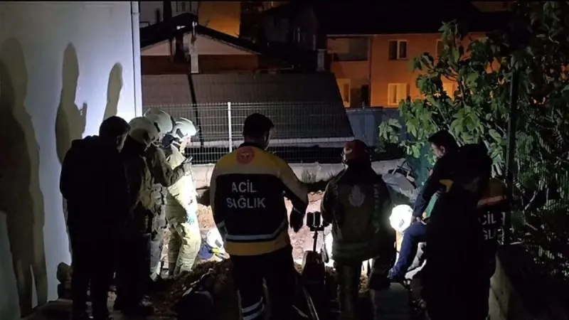 Sultanbeyli’de korkutan anlar: Boru tamir etmek isterken göçük altında kaldı!