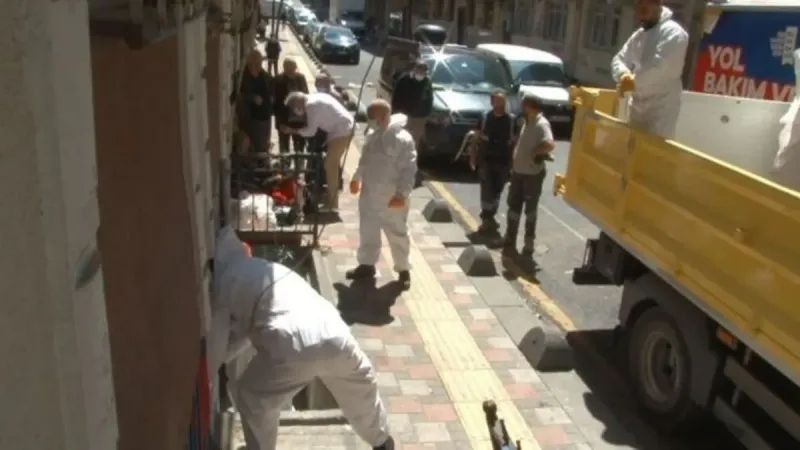 İstanbul'da Şok! Yaşlı Kadının Evinden 4 Ton Çöp Çıktı!