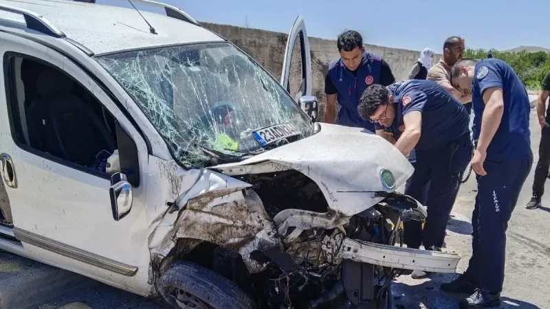 Otomobil istinat duvarına çarptı: 1 ölü