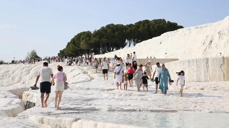 Pamukkale'ye Bayram Akını! Rekor Ziyaretçi Sayısı Şaşırttı