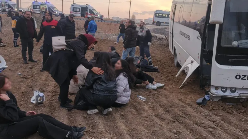 SON DAKİKA | Kamyonet ile öğrenci servisi çarpıştı: 17 öğrenci yaralandı!