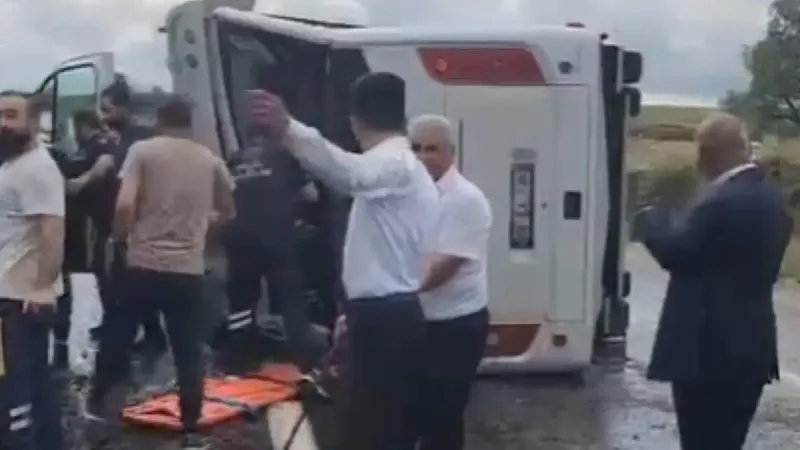 SON DAKİKA: Yozgat'ta midibüs devrildi! Ölü ve yaralılar var