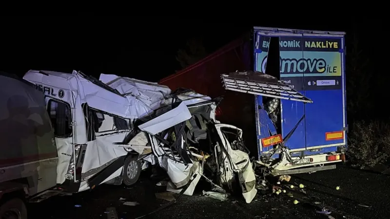 Facia! Minibüs TIR'a Çarptı: 3 Ölü, 16 Yaralı! Şok Detaylar
