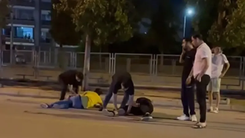 Yolda yürürken silahlı saldırıya uğradılar: 2 genç yaralandı!